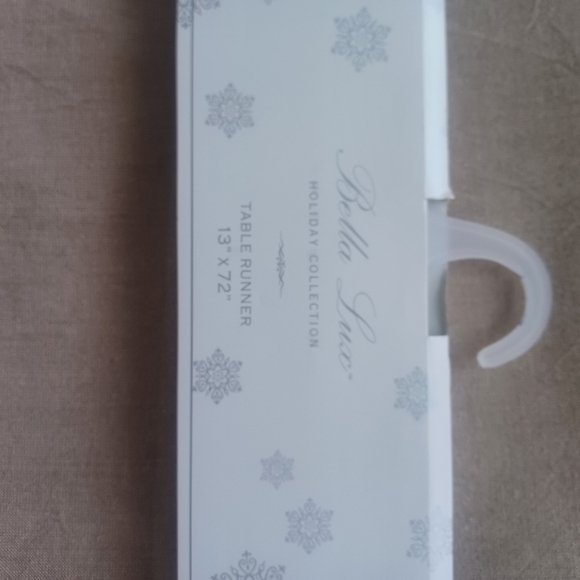 BELLA LUX HOLIDAY TABLE RUNNER NWT 13"X 72" - Picture 3 of 12